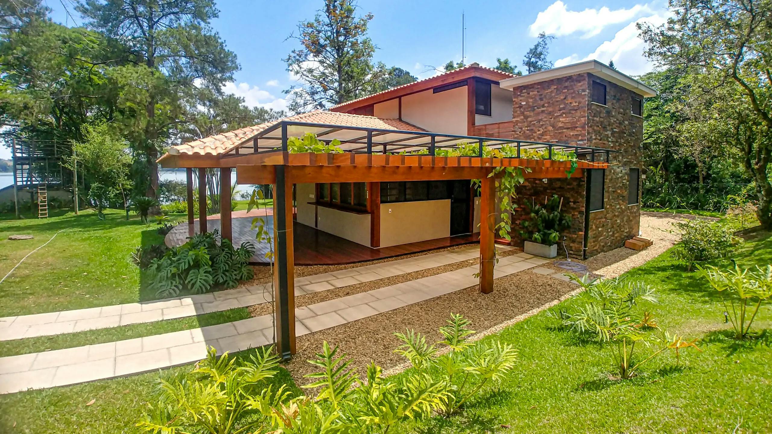 Foto de jardim e garagem de residência com jardim